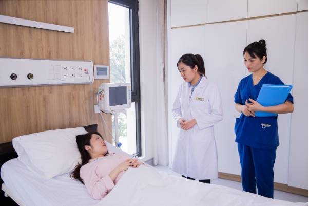 Ở cữ thảnh thơi ngay tại bệnh viện với dịch vụ chăm s&oacute;c hậu sản từ Vinmec v&agrave; Mommy Spa & Skin Care - Ảnh 1.