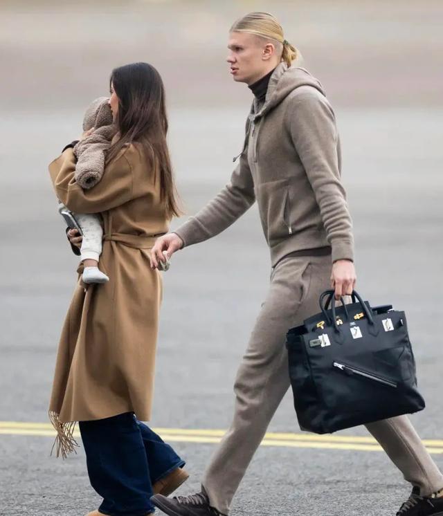 Ph&aacute;t hiện Haaland chơi Herm&egrave;s Birkin cũng chỉ v&igrave; vợ con- Ảnh 1.