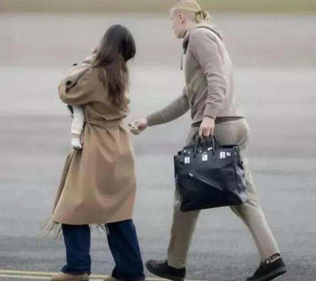 Ph&aacute;t hiện Haaland chơi Herm&egrave;s Birkin cũng chỉ v&igrave; vợ con- Ảnh 2.