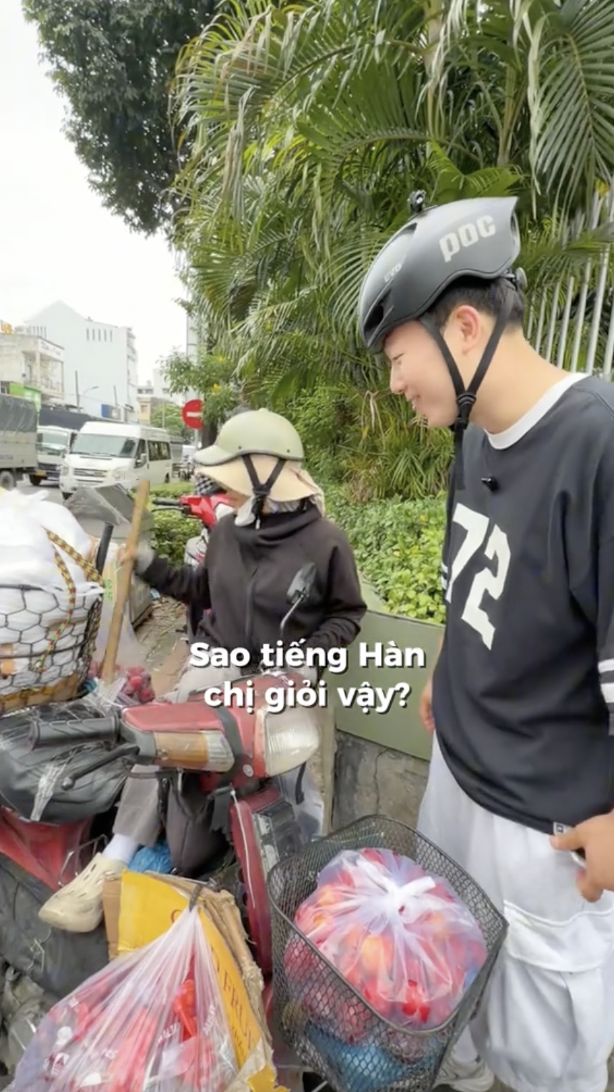 Kh&aacute;ch H&agrave;n Bất ngờ khi gặp chị b&aacute;n tr&aacute;i c&acirc;y biết tiếng H&agrave;n tại TP . HCM - Ảnh 1.