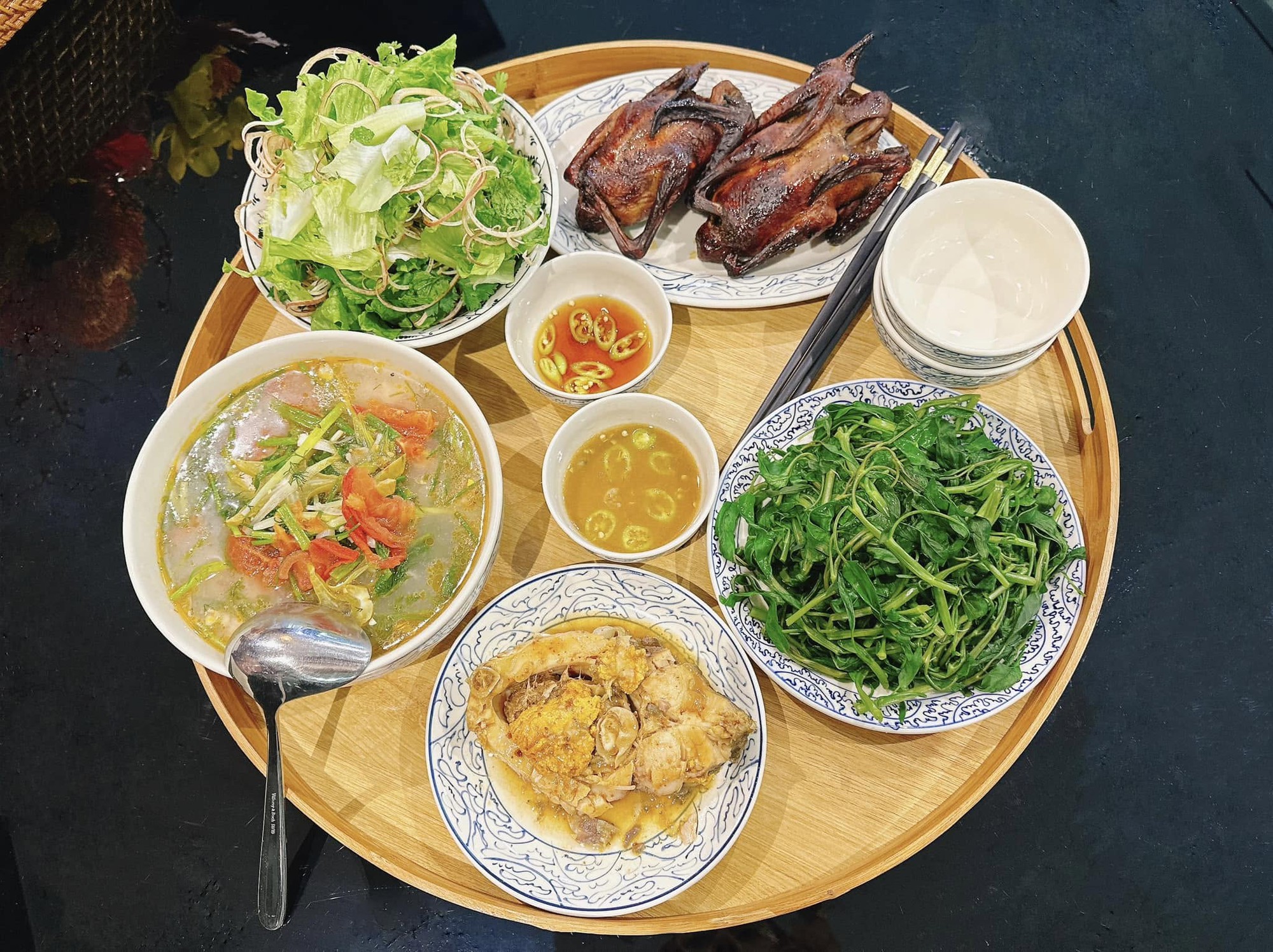 Phương Oanh một m&igrave;nh chăm cặp song sinh vẫn tự tay nấu ăn: Nh&igrave;n m&acirc;m cơm thấy độ tỉ mỉ - Ảnh 14.
