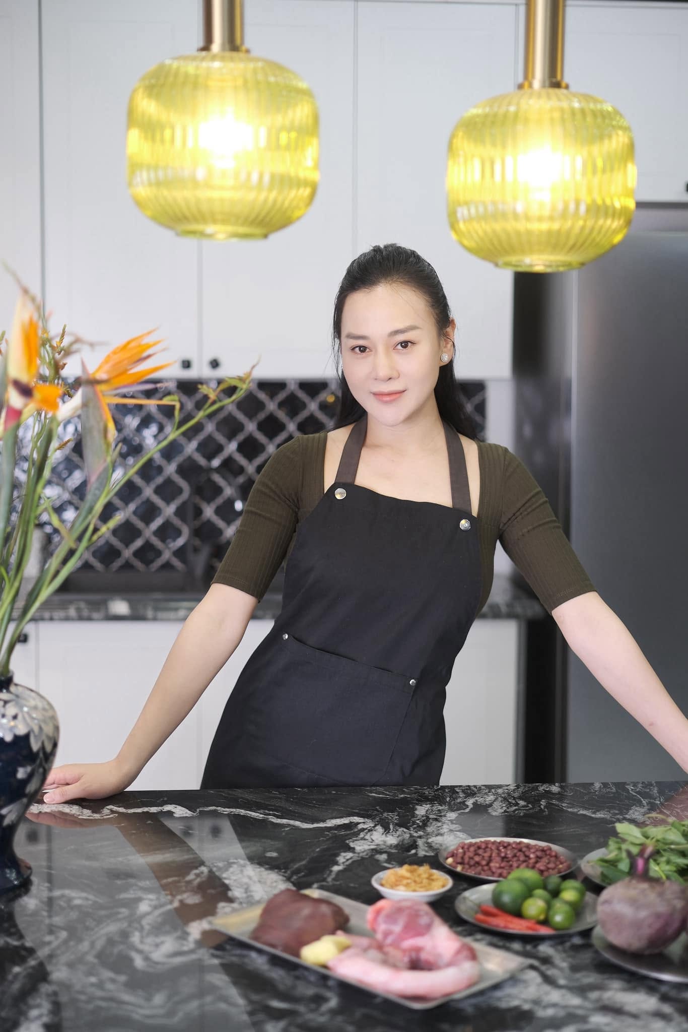 Phương Oanh một m&igrave;nh chăm cặp song sinh vẫn tự tay nấu ăn: Nh&igrave;n m&acirc;m cơm thấy độ tỉ mỉ - Ảnh 1.