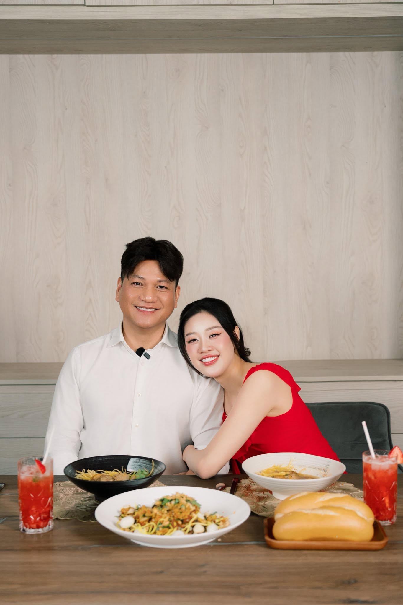 Hoa hậu Việt kết h&ocirc;n với quản l&yacute; hơn 17 tuổi, từng một đời vợ v&agrave; c&oacute; con ri&ecirc;ng - Ảnh 2.