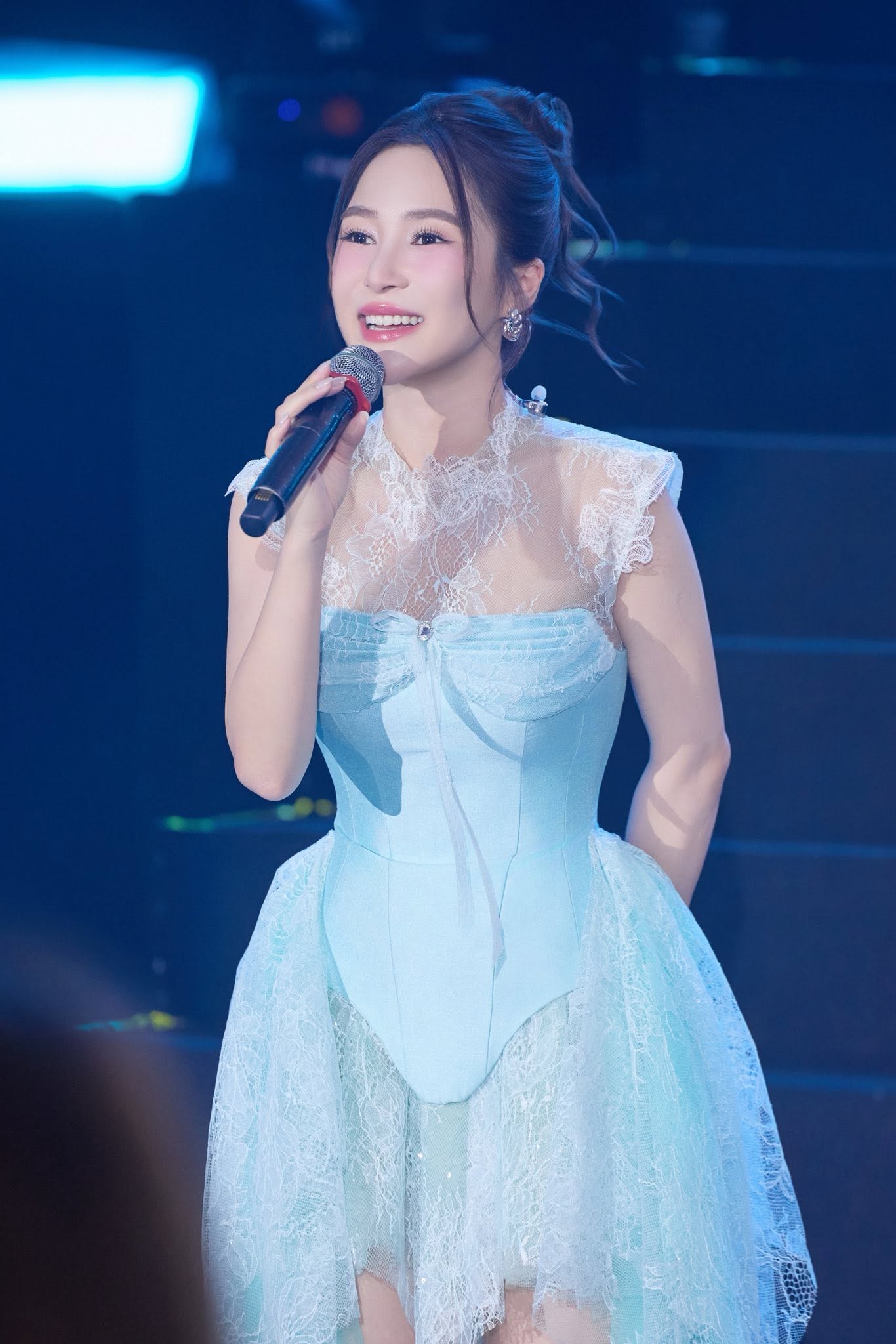 Nữ ca sĩ qu&ecirc; Nghệ An từng bỏ showbiz đi Mỹ du học, trải qua trầm cảm, nhan sắc hiện tại g&acirc;y bất ngờ - Ảnh 3.