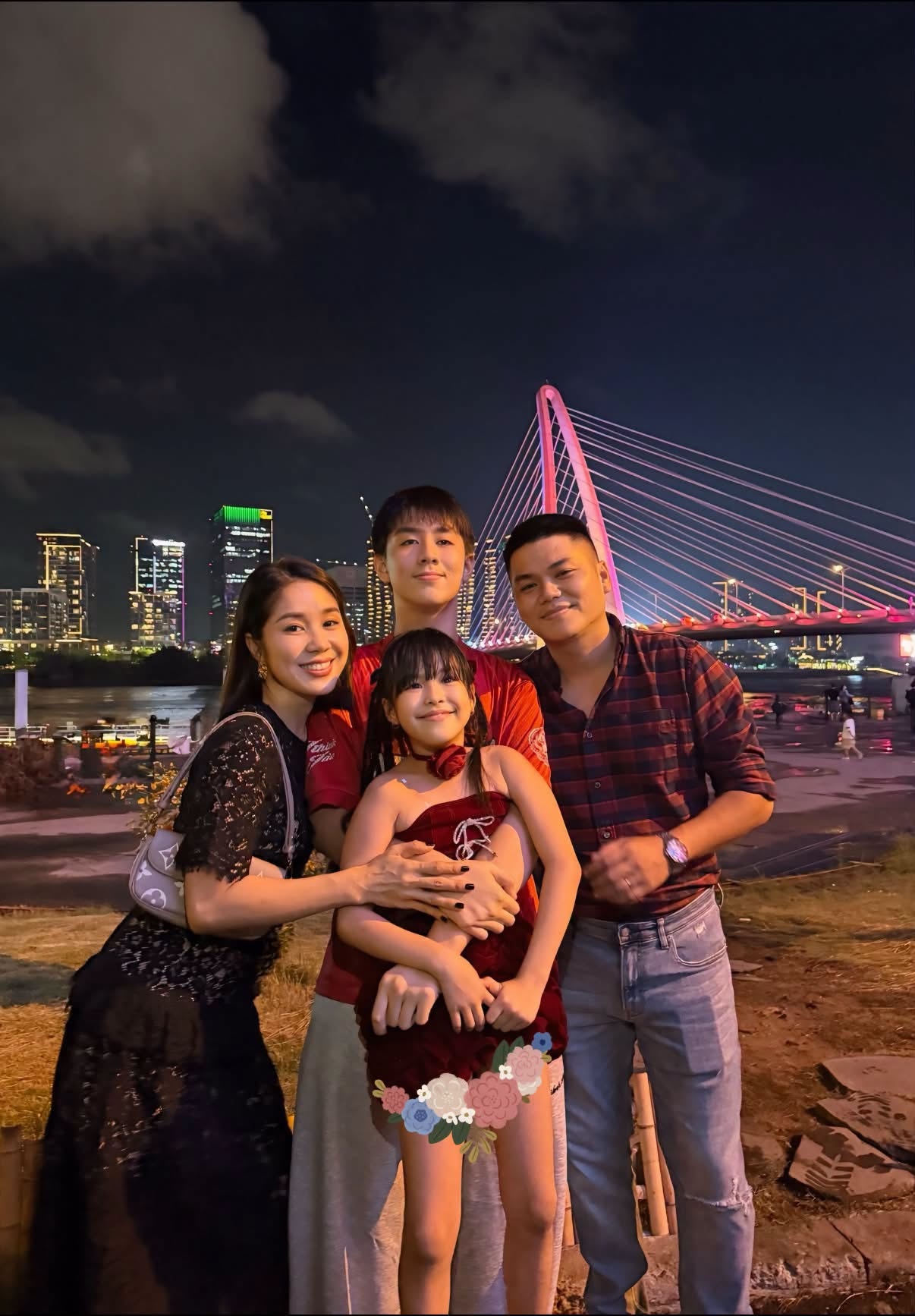 Nam ca sĩ cưới mẹ đơn th&acirc;n hơn 7 tuổi, c&oacute; 1 con ri&ecirc;ng: D&agrave;nh cả thanh xu&acirc;n v&agrave; nhan sắc cho gia đ&igrave;nh - Ảnh 2.