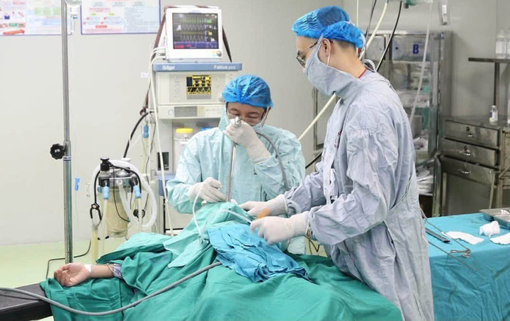 Bố mẹ chữa h&oacute;c xương c&aacute; bằng mẹo, b&eacute; trai phải nhập viện cấp cứu - Ảnh 1.