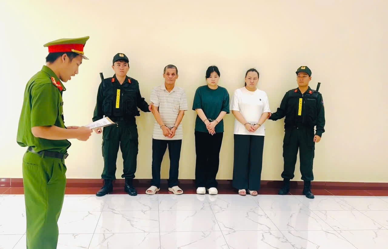 Bắt 3 Gi&aacute;m đốc tại TP . HCM v&igrave; l&agrave;m giả t&agrave;i liệu đấu thầu năm 2026 - Ảnh 1.