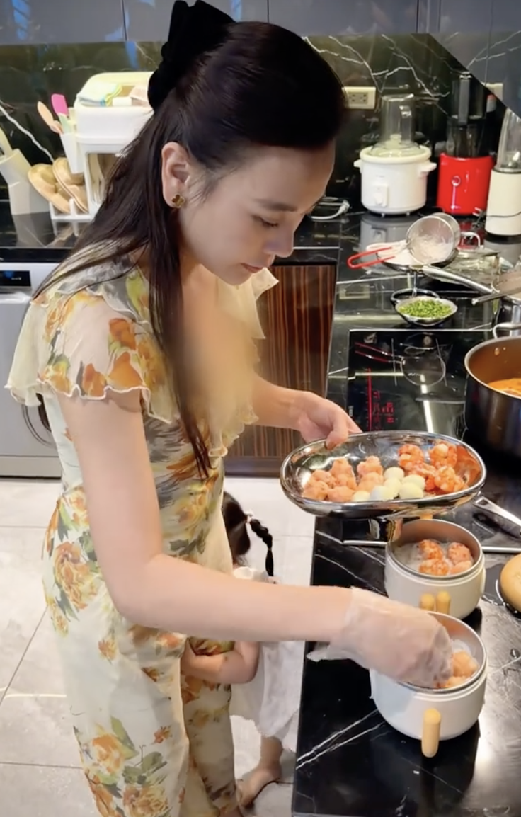Phương Oanh một m&igrave;nh chăm cặp song sinh vẫn tự tay nấu ăn: Nh&igrave;n m&acirc;m cơm thấy độ tỉ mỉ - Ảnh 2.