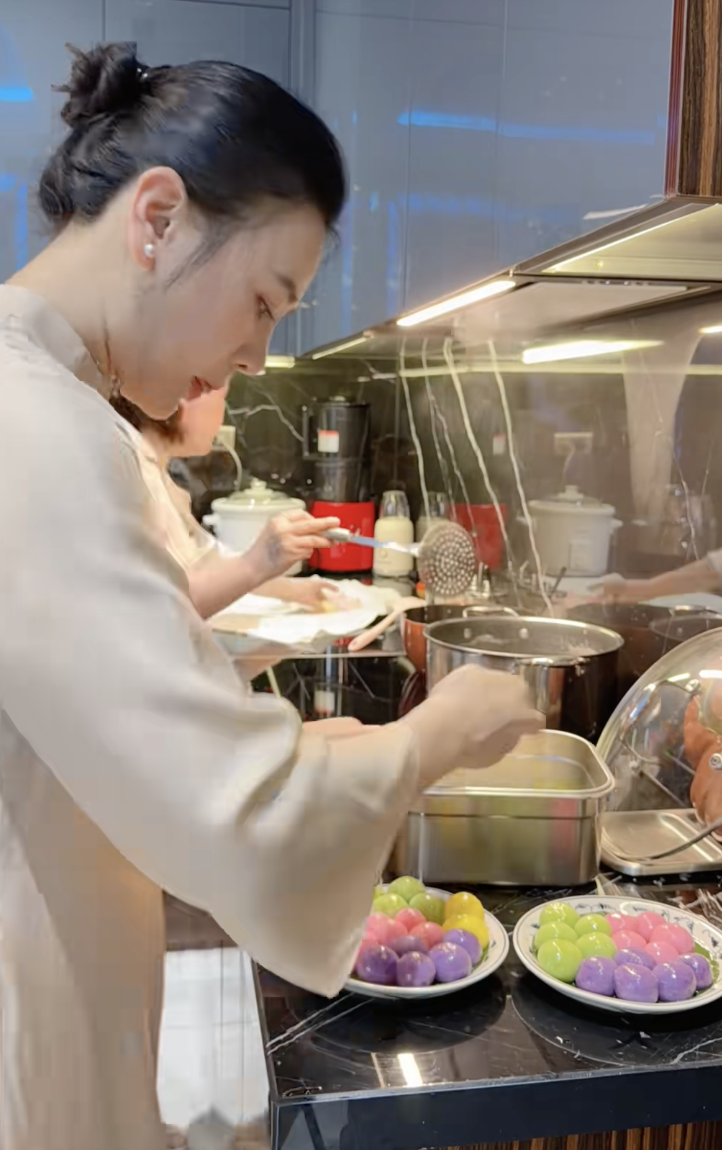 Phương Oanh một m&igrave;nh chăm cặp song sinh vẫn tự tay nấu ăn: Nh&igrave;n m&acirc;m cơm thấy độ tỉ mỉ - Ảnh 8.
