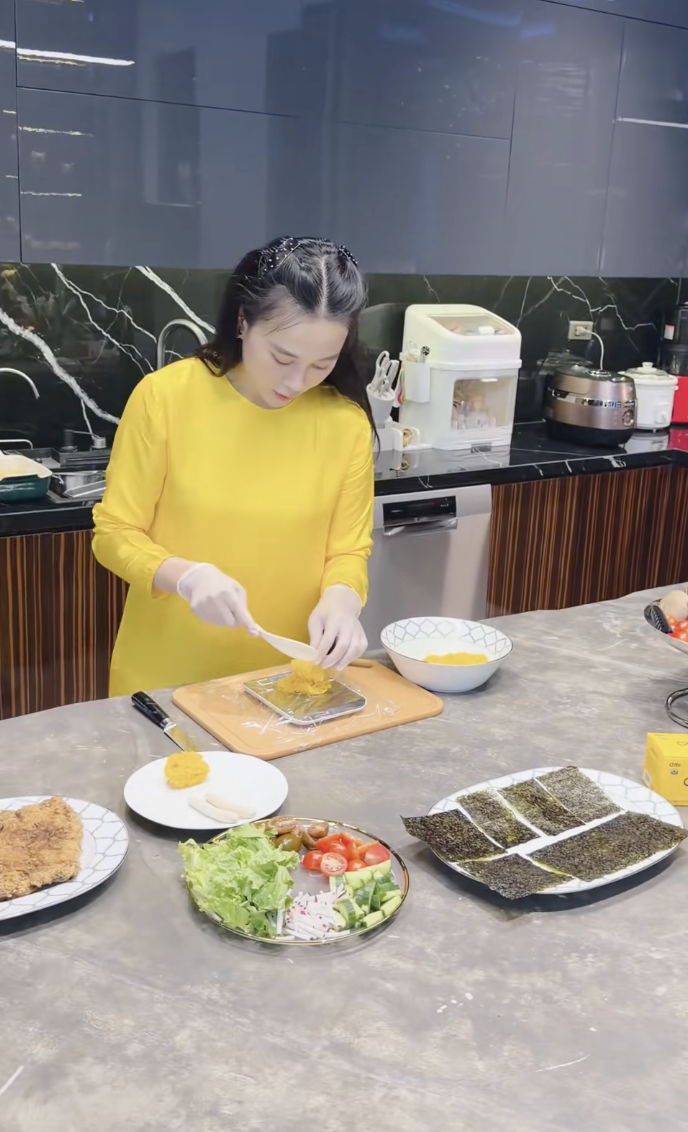 Phương Oanh một m&igrave;nh chăm cặp song sinh vẫn tự tay nấu ăn: Nh&igrave;n m&acirc;m cơm thấy độ tỉ mỉ - Ảnh 4.