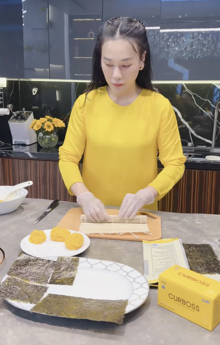 Phương Oanh một m&igrave;nh chăm cặp song sinh vẫn tự tay nấu ăn: Nh&igrave;n m&acirc;m cơm thấy độ tỉ mỉ - Ảnh 5.