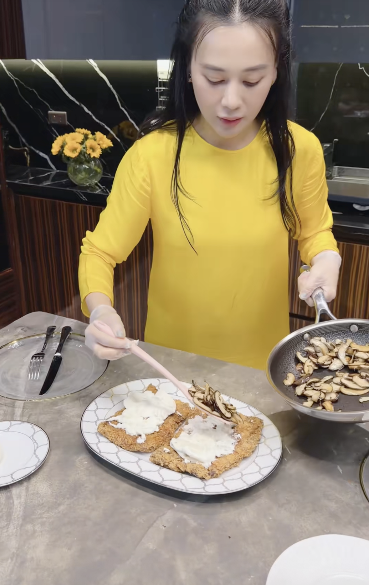 Phương Oanh một m&igrave;nh chăm cặp song sinh vẫn tự tay nấu ăn: Nh&igrave;n m&acirc;m cơm thấy độ tỉ mỉ - Ảnh 6.