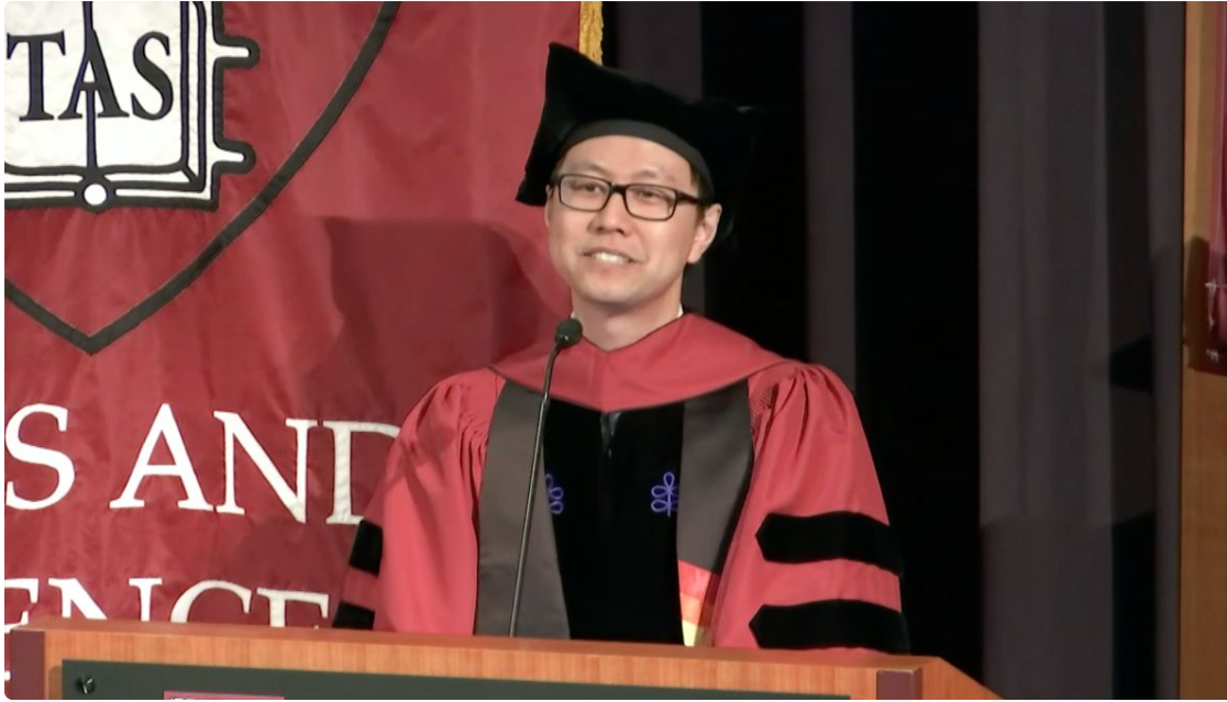 Ch&agrave;ng trai 2 lần bị trường đại học từ chối nay trở th&agrave;nh tiến sĩ Harvard, b&agrave;i ph&aacute;t biểu g&acirc;y x&uacute;c động - Ảnh 1.