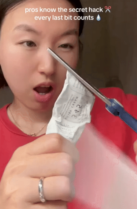 C&ocirc; n&agrave;ng H&agrave;n Quốc chấm 10/10 cho tu&yacute;p kem dưỡng n&agrave;y, nhưng c&aacute;ch c&ocirc; b&ocirc;i kem mới l&agrave; 