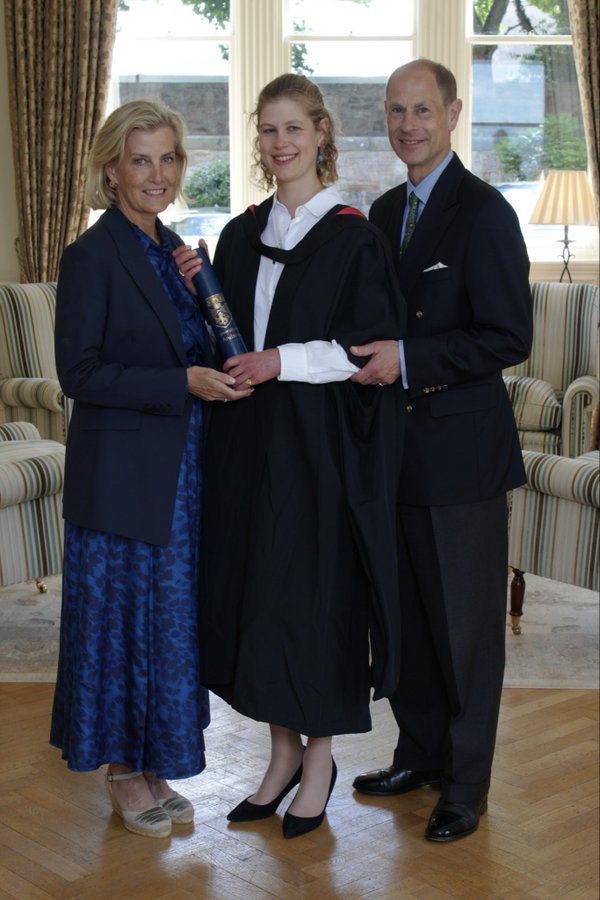 Lady Louise Windsor tốt nghiệp Đại học St Andrews năm 2026: Cột mốc đ&aacute;ng nhớ trong sự nghiệp - Ảnh 3.