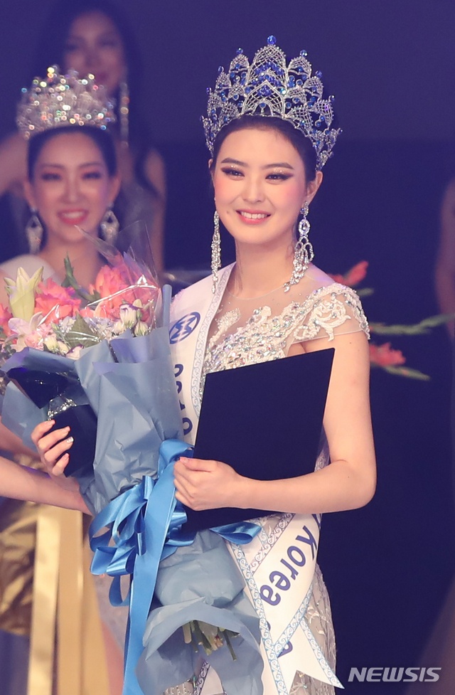 Hậu trường cuộc sống của N&agrave;ng hậu: Từ hạnh ph&uacute;c đến bị kiểm so&aacute;t - Ảnh 1.