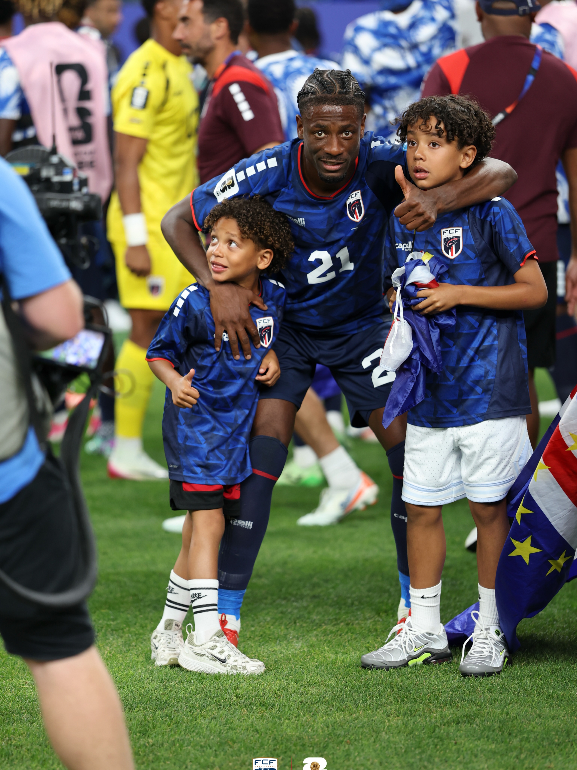 C&acirc;u chuyện cảm động về mẹ v&agrave; b&eacute; Cape Verde sau trận thua tại World Cup 2026 - Ảnh 3.