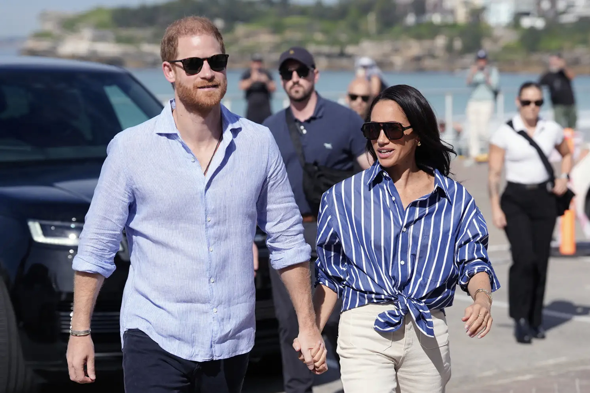 Vương tử Harry trở về London một m&igrave;nh , Meghan Markle v&agrave; con kh&ocirc;ng tham gia - Ảnh 1.