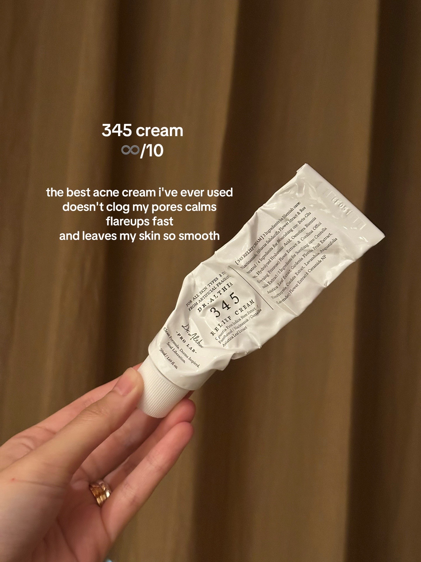 C&ocirc; n&agrave;ng H&agrave;n Quốc chấm 10/10 cho tu&yacute;p kem dưỡng n&agrave;y, nhưng c&aacute;ch c&ocirc; b&ocirc;i kem mới l&agrave; 