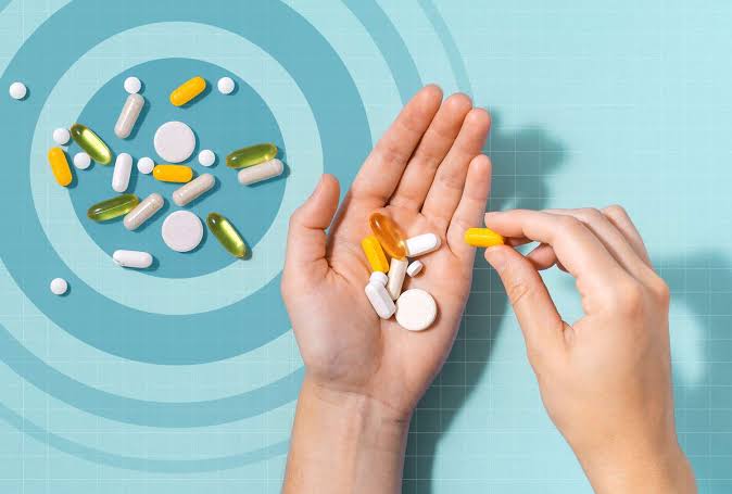Không phải tuổi nào cũng cần uống cùng một loại vitamin: Chuyên gia chỉ ra những dưỡng chất phụ nữ nên bổ sung theo từng thập kỷ cuộc đời - Ảnh 2.
