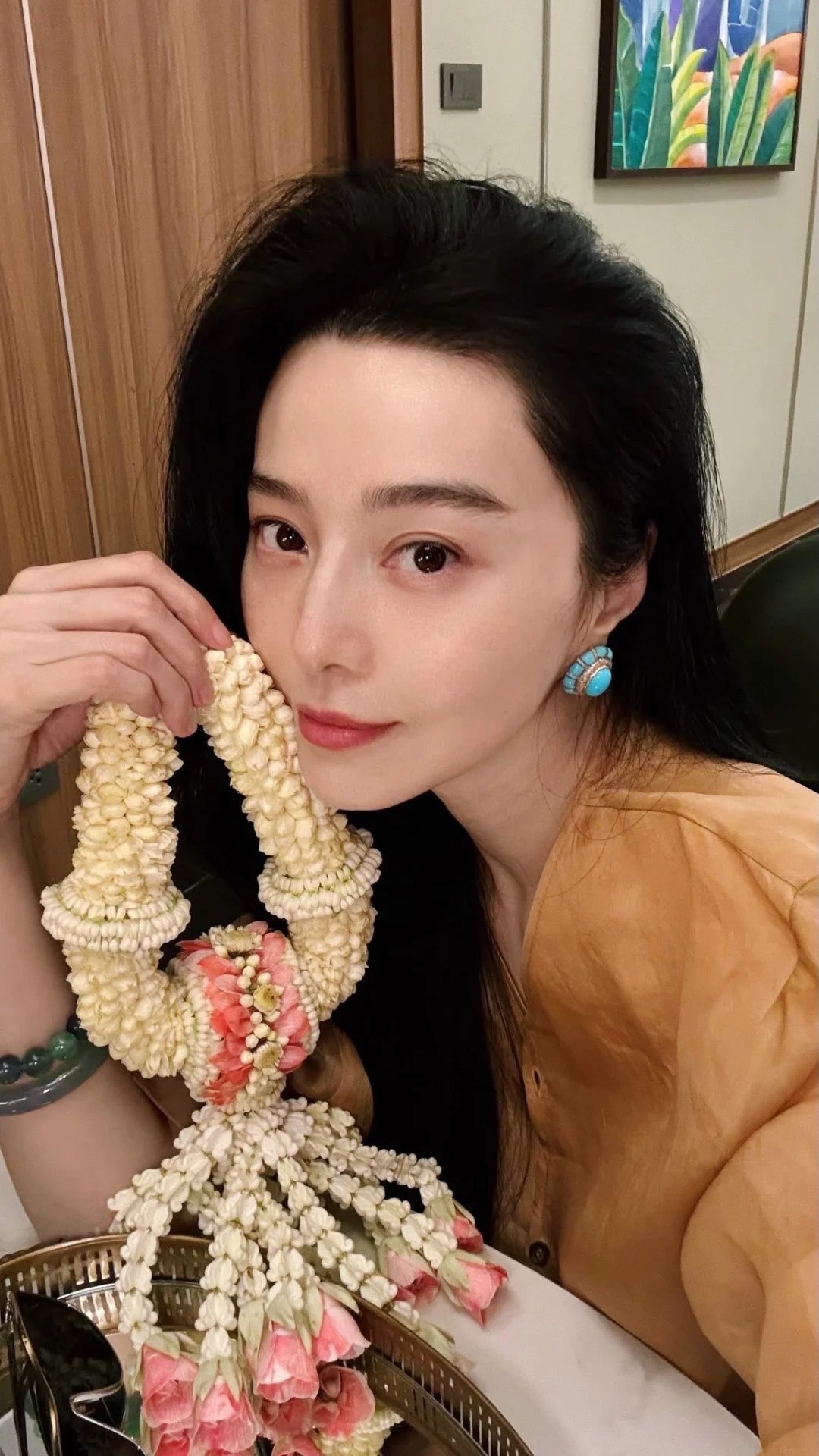 Ngọc lam hòai cổ và choker giọt nước: Phạm Băng Băng và Chu Châu tỏa sáng năm 2026 - Ảnh 2. Ngọc lam hòai cổ và choker giọt nước: Phạm Băng Băng và Chu Châu tỏa sáng năm 2026 - Ảnh 2.