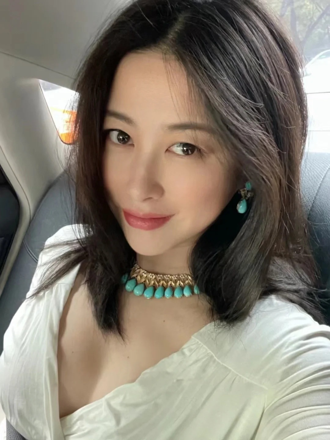 Ngọc lam hòai cổ và choker giọt nước: Phạm Băng Băng và Chu Châu tỏa sáng năm 2026 - Ảnh 4. Ngọc lam hòai cổ và choker giọt nước: Phạm Băng Băng và Chu Châu tỏa sáng năm 2026 - Ảnh 4.
