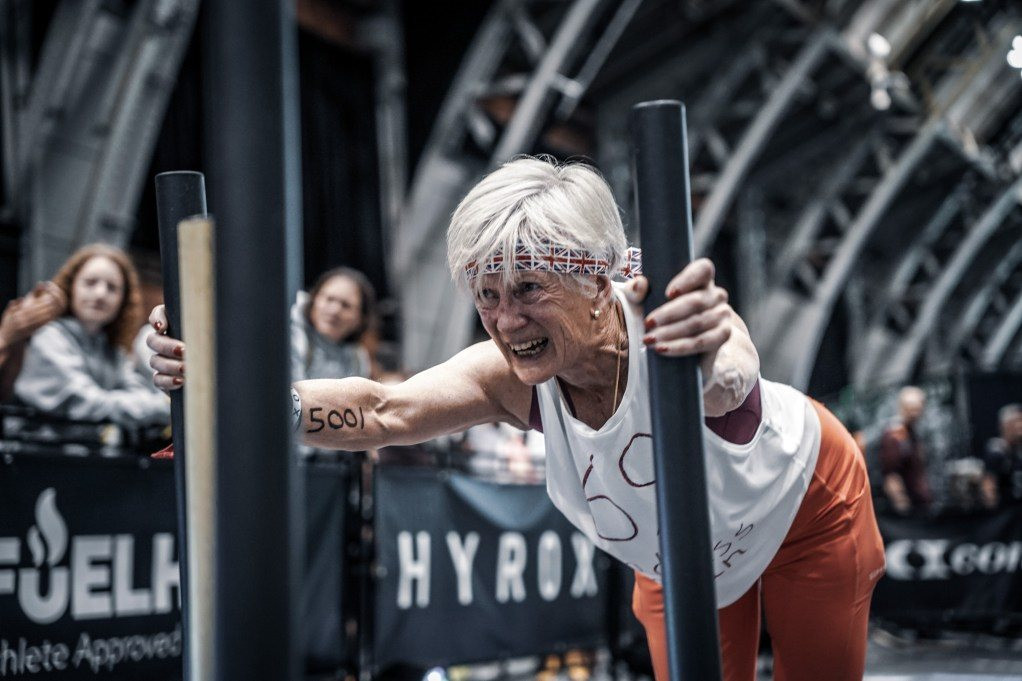 Celia Duff 70 tuổi v&ocirc; địch Hyrox: B&agrave; ngọai si&ecirc;u đẳng truyền cảm hứng cho tất cả - Ảnh 3.