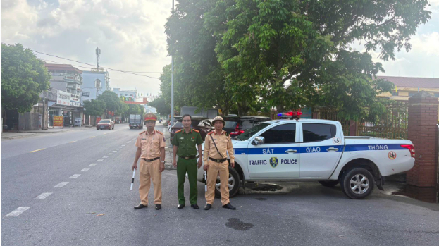 Người đ&agrave;n &ocirc;ng bất tỉnh giữa đường với 400 triệu đồng trong cốp xe Tại Hưng Y&ecirc;n - Ảnh 1.