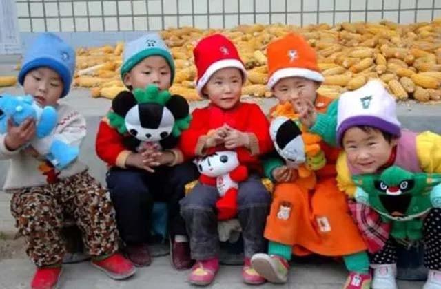 Người mẹ 35 tuổi mạo hiểm sinh 5, sau 19 năm thẳng thắn thừa nhận: