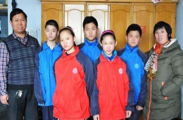 Người mẹ 35 tuổi mạo hiểm sinh 5, sau 19 năm thẳng thắn thừa nhận:
