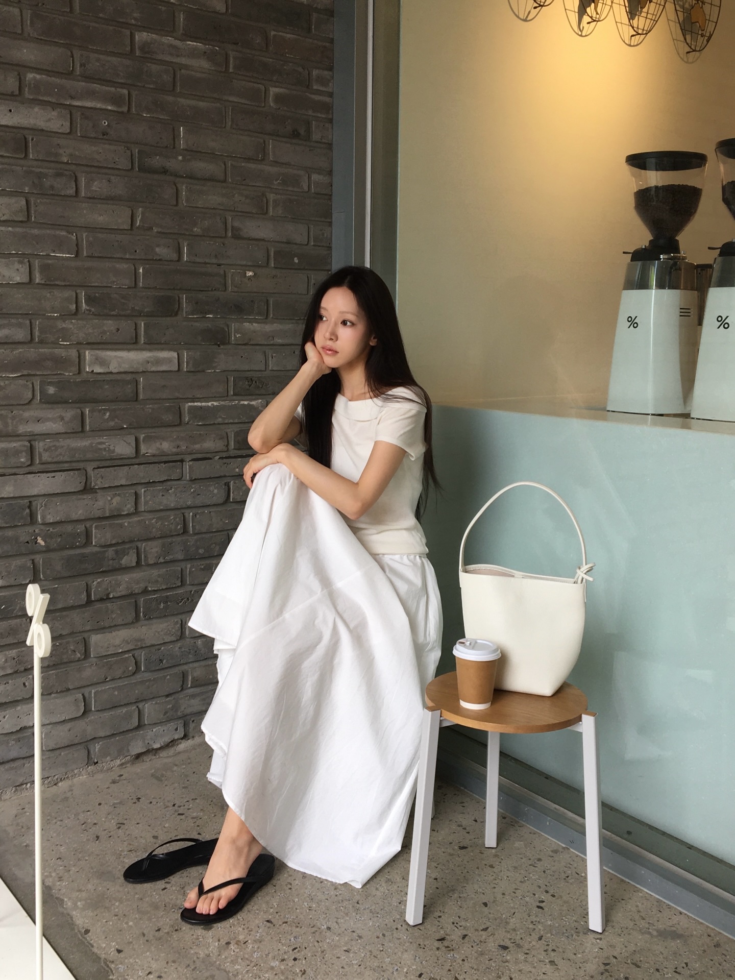 Ch&acirc;n v&aacute;y d&agrave;i m&ugrave;a n&agrave;y qu&aacute; đẹp, chị em ghim ngay 5 c&aacute;ch mặc s&agrave;nh điệu từ dạo phố tới đi du lịch - Ảnh 9.