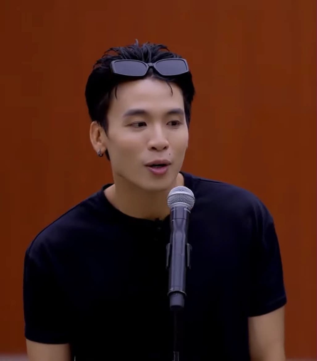 Mỹ nam U40 hot nhất Việt Nam l&uacute;c n&agrave;y: Cứ xuất hiện l&agrave; viral, mặc c&agrave;ng đơn giản c&agrave;ng đẹp - Ảnh 3.