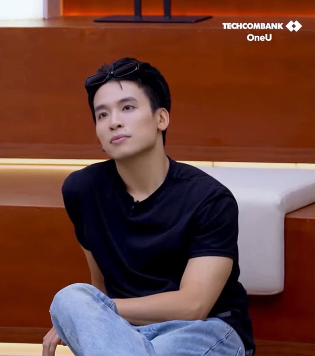 Mỹ nam U40 hot nhất Việt Nam l&uacute;c n&agrave;y: Cứ xuất hiện l&agrave; viral, mặc c&agrave;ng đơn giản c&agrave;ng đẹp - Ảnh 2.
