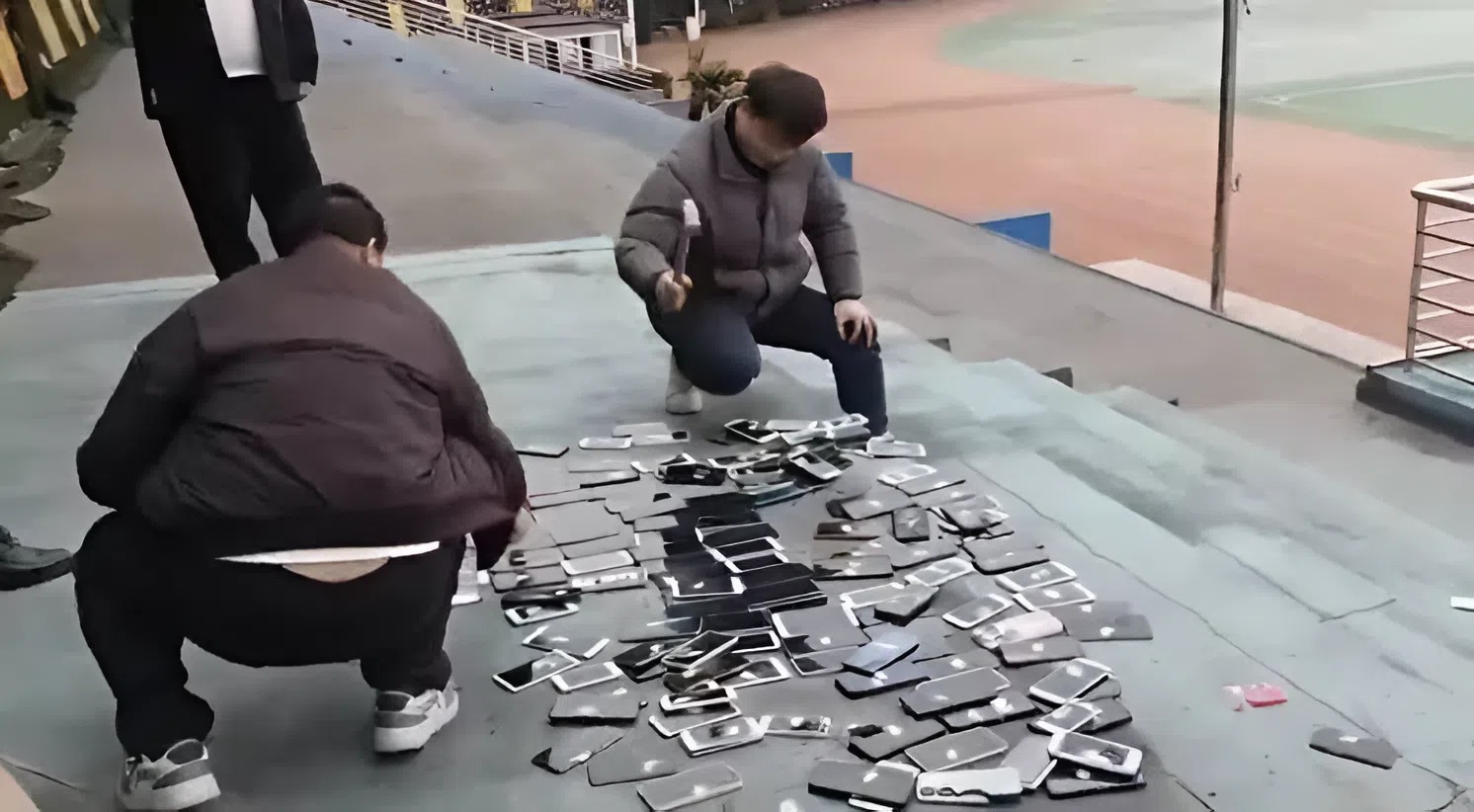 Đập n&aacute;t h&agrave;ng trăm chiếc điện thoại ngay s&acirc;n trường để răn đe học sinh, nh&agrave; trường lập tức bị 