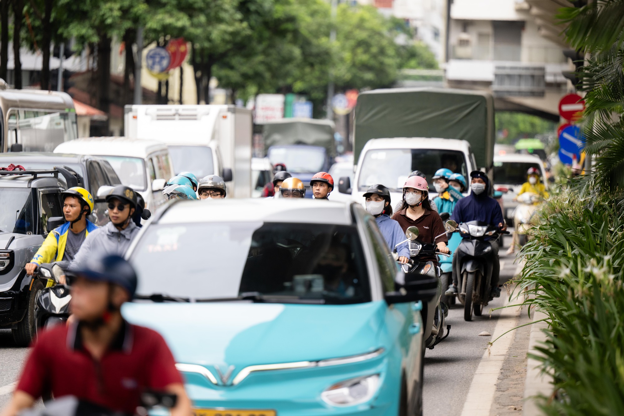 Vụ ch&aacute;y lớn ở H&agrave; Đ&ocirc;ng: C&ocirc;ng nh&acirc;n hoảng loạn khi lửa b&ugrave;ng ph&aacute;t trong t&iacute;ch tắc - Ảnh 9.