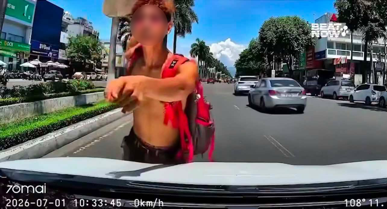 Trượt v&aacute;n giữa l&agrave;n &ocirc; t&ocirc; , nam thanh ni&ecirc;n th&aacute;ch thức t&agrave;i xế tại Đ&agrave; Nẵng - Ảnh 1.