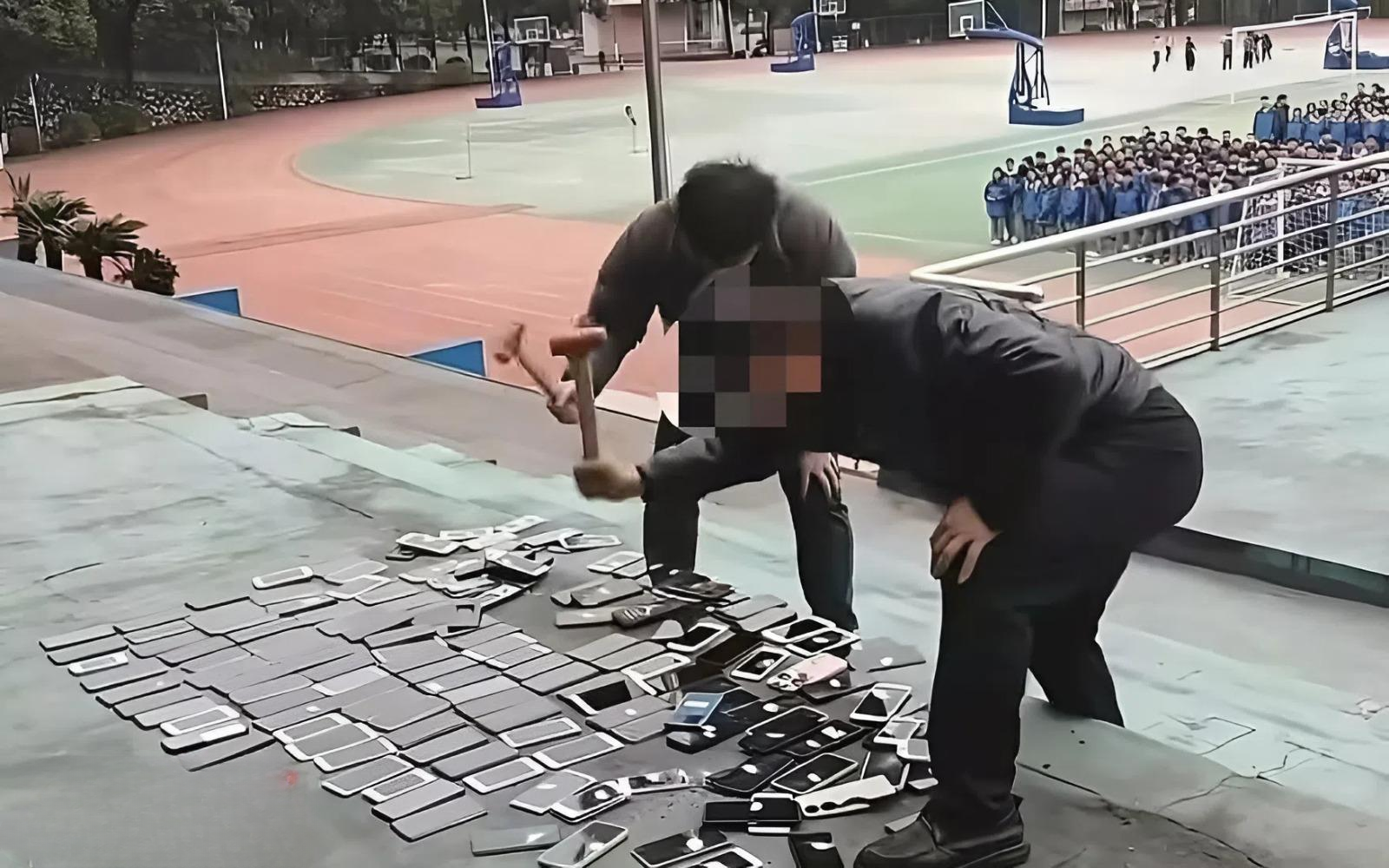 Đập n&aacute;t h&agrave;ng trăm chiếc điện thoại ngay s&acirc;n trường để răn đe học sinh, nh&agrave; trường lập tức bị 