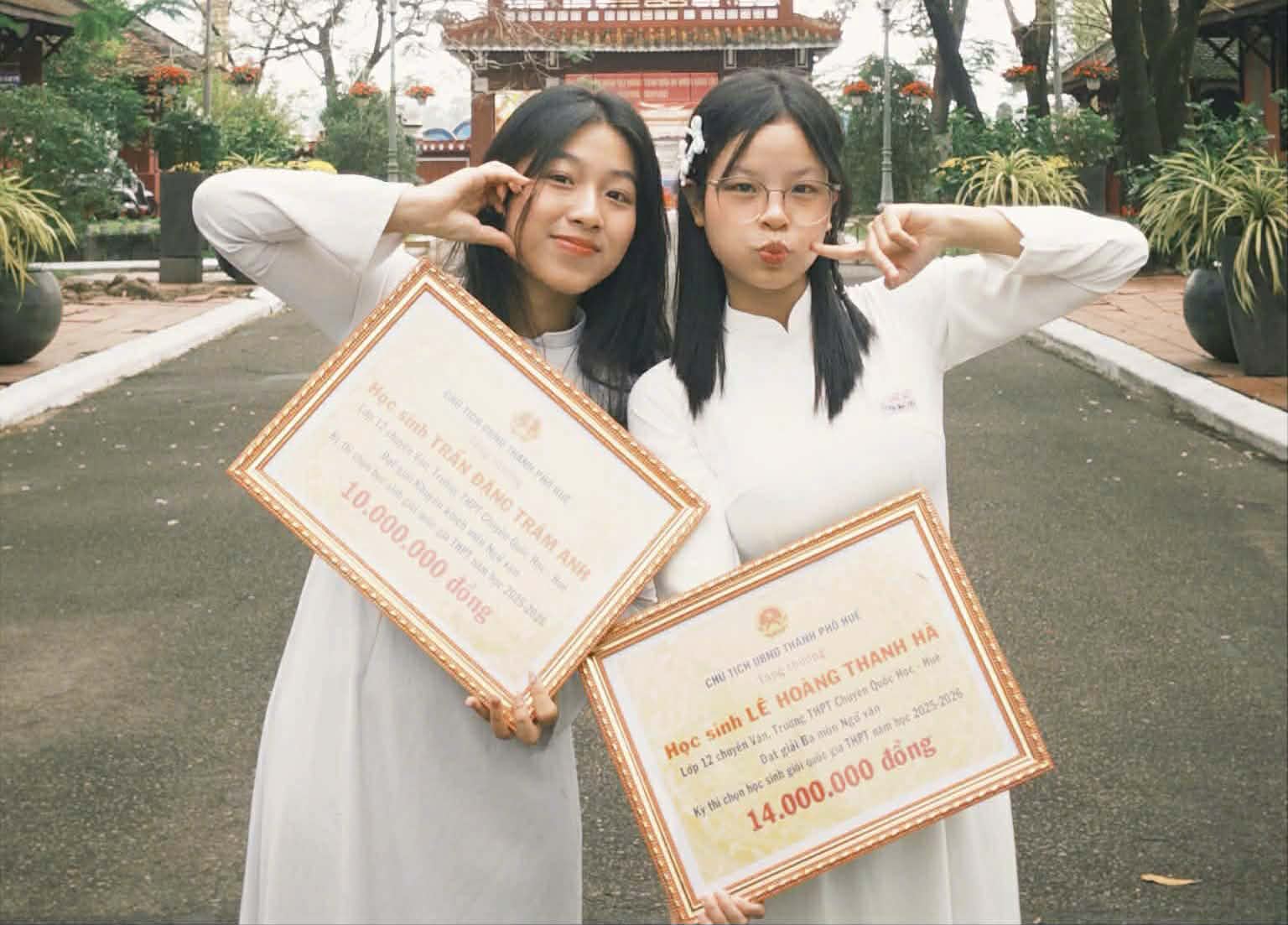 B&iacute; quyết gi&uacute;p 3 nữ sinh trong một lớp đều đạt 9,75 m&ocirc;n Ngữ văn trong kỳ thi tốt nghiệp THPT 2026- Ảnh 1.