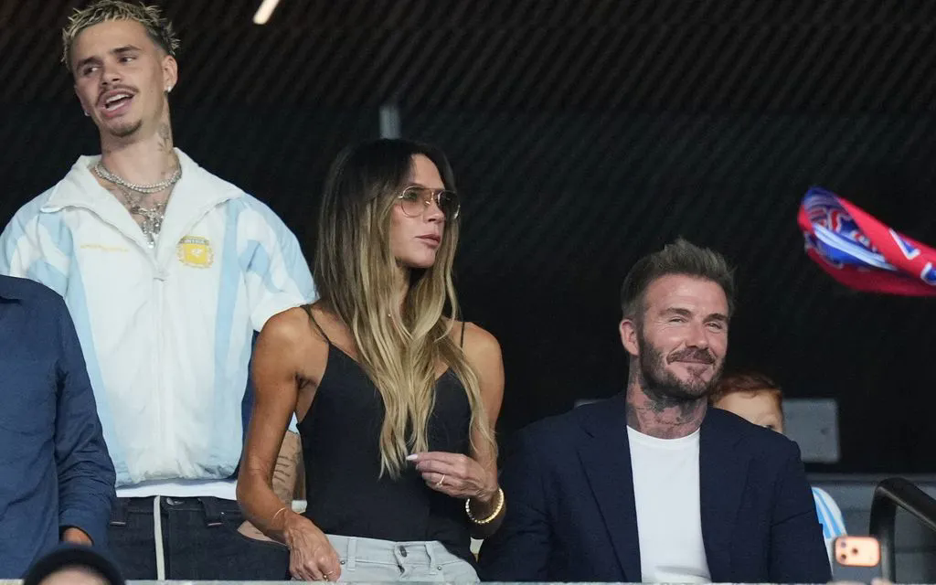 Victoria Beckham t&aacute;i hiện lại phong c&aacute;ch biểu tượng của m&igrave;nh tại FIFA World Cup 2026&trade; - Ảnh 1.