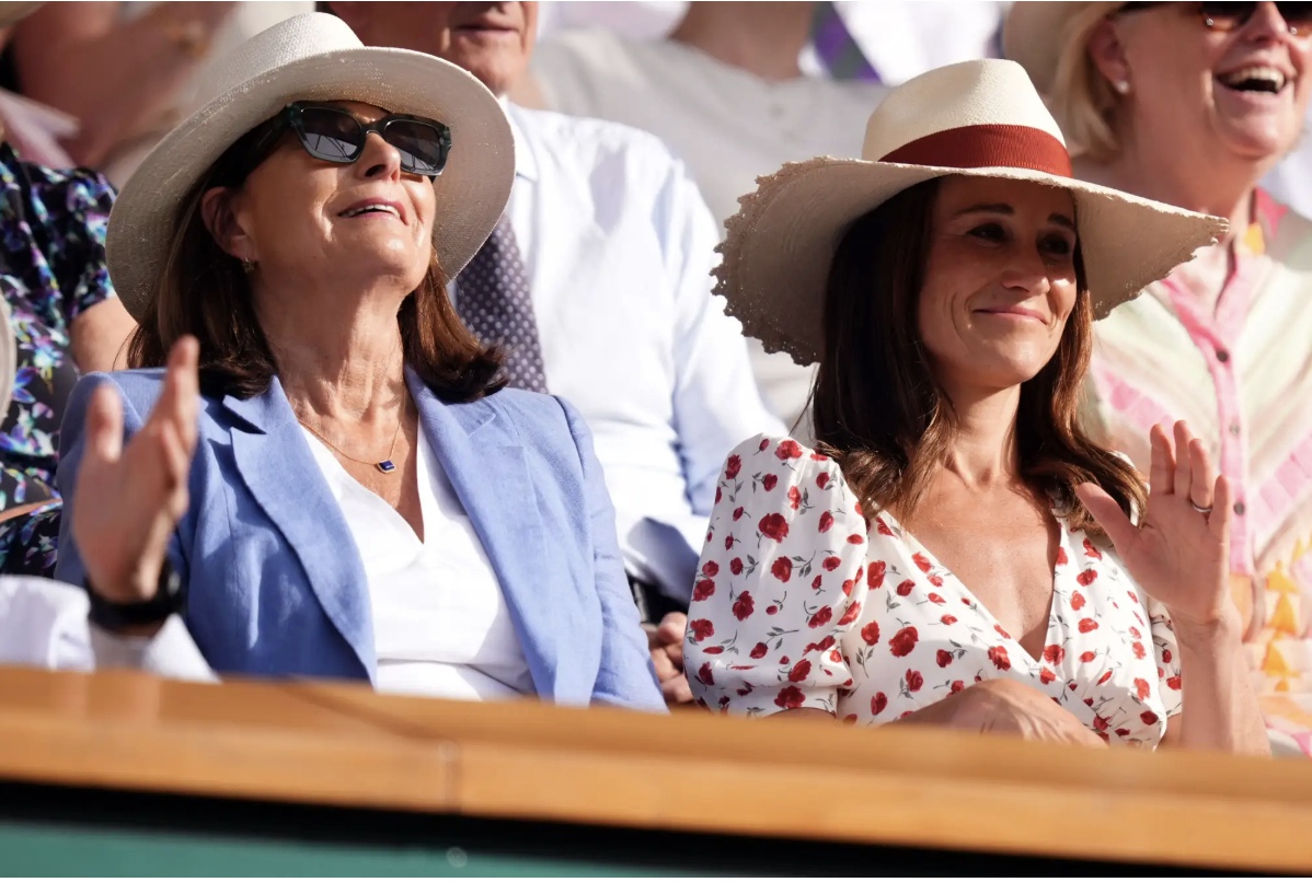 Mẹ v&agrave; em g&aacute;i Vương phi Kate xuất hiện tại Wimbledon trong khi c&ocirc; thực hiện nhiệm vụ Ho&agrave;ng gia - Ảnh 4.