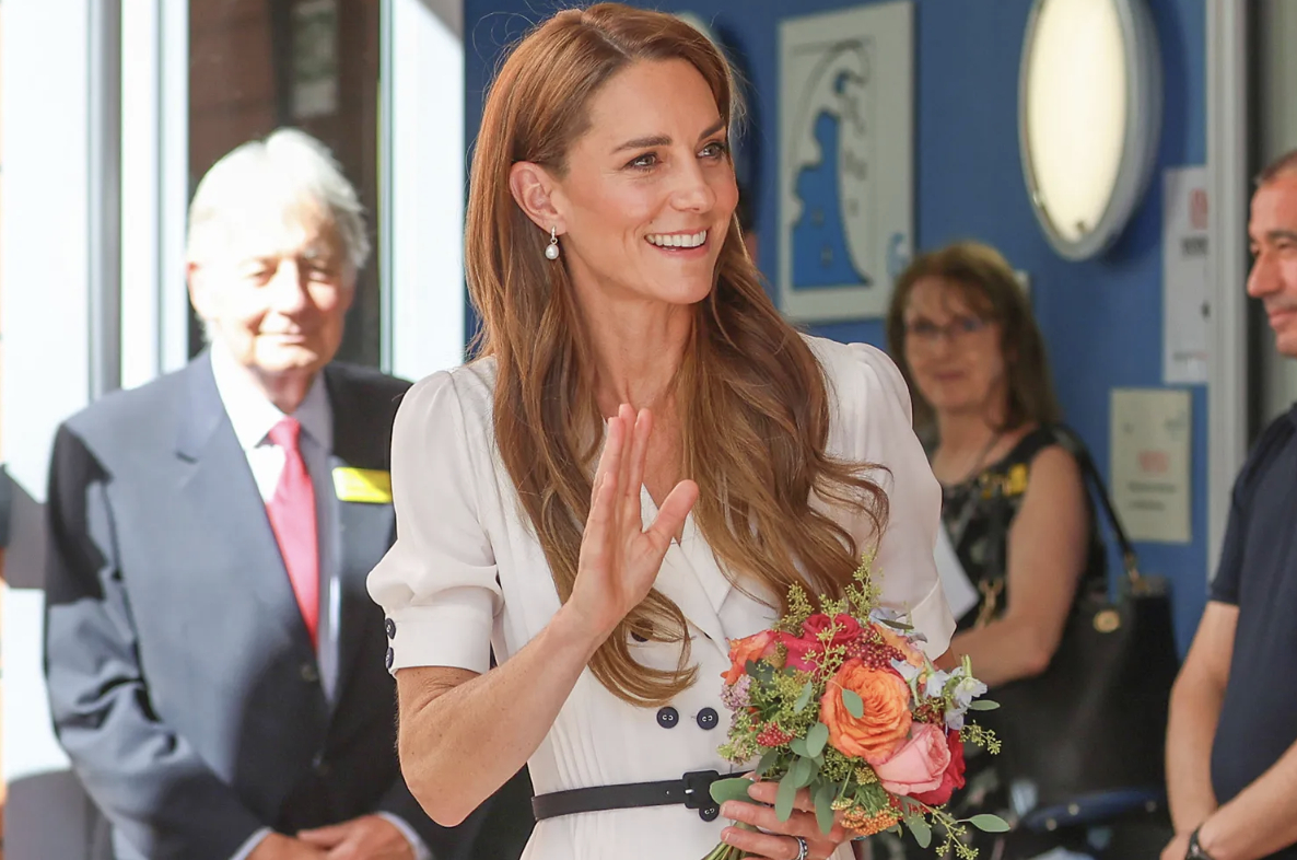 Mẹ v&agrave; em g&aacute;i Vương phi Kate xuất hiện tại Wimbledon trong khi c&ocirc; thực hiện nhiệm vụ Ho&agrave;ng gia - Ảnh 3.