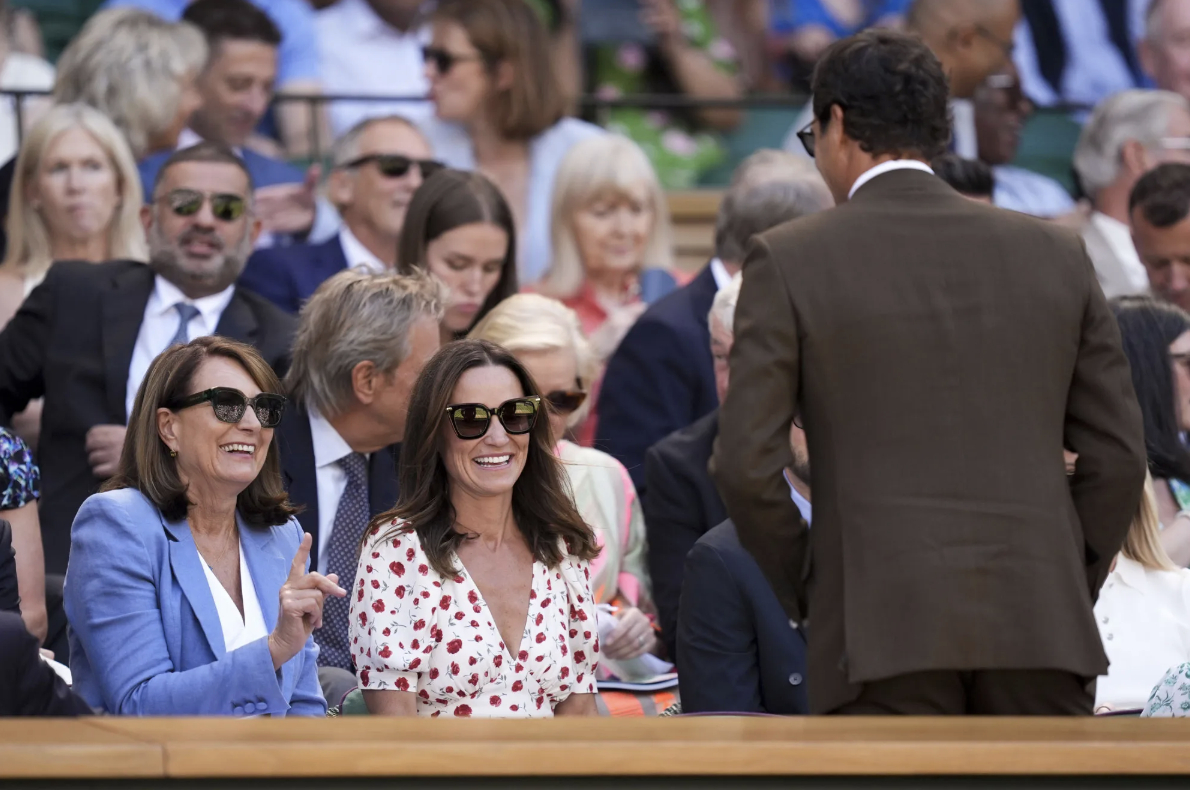Mẹ v&agrave; em g&aacute;i Vương phi Kate xuất hiện tại Wimbledon trong khi c&ocirc; thực hiện nhiệm vụ Ho&agrave;ng gia - Ảnh 2.