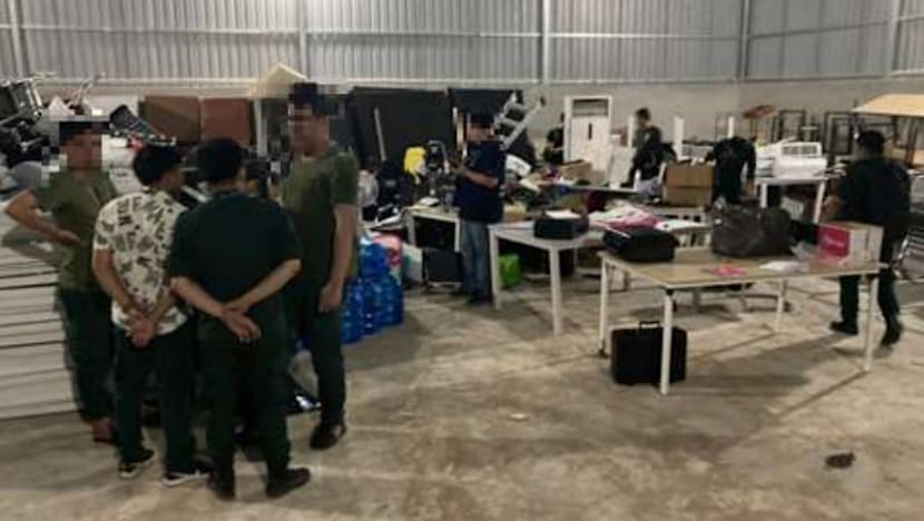 Người đ&agrave;n &ocirc;ng Malaysia bị sa thải sau 3 ng&agrave;y l&agrave;m việc tại đường d&acirc;y lừa đảo Campuchia - Ảnh 1.
