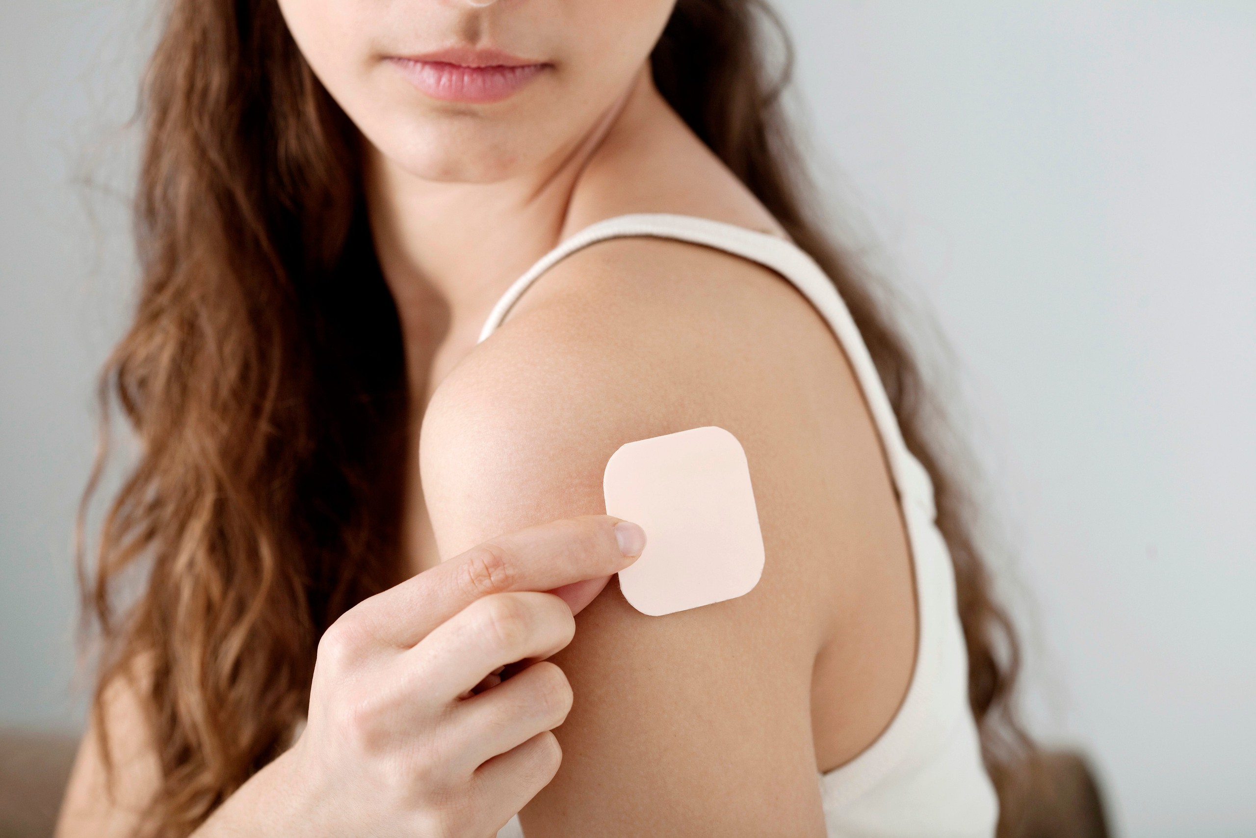 Miếng dán vitamin đang gây sốt vì quá tiện, có thể thay thế thuốc viên? Bác sĩ cảnh báo một điều nhiều người chưa biết - Ảnh 1.