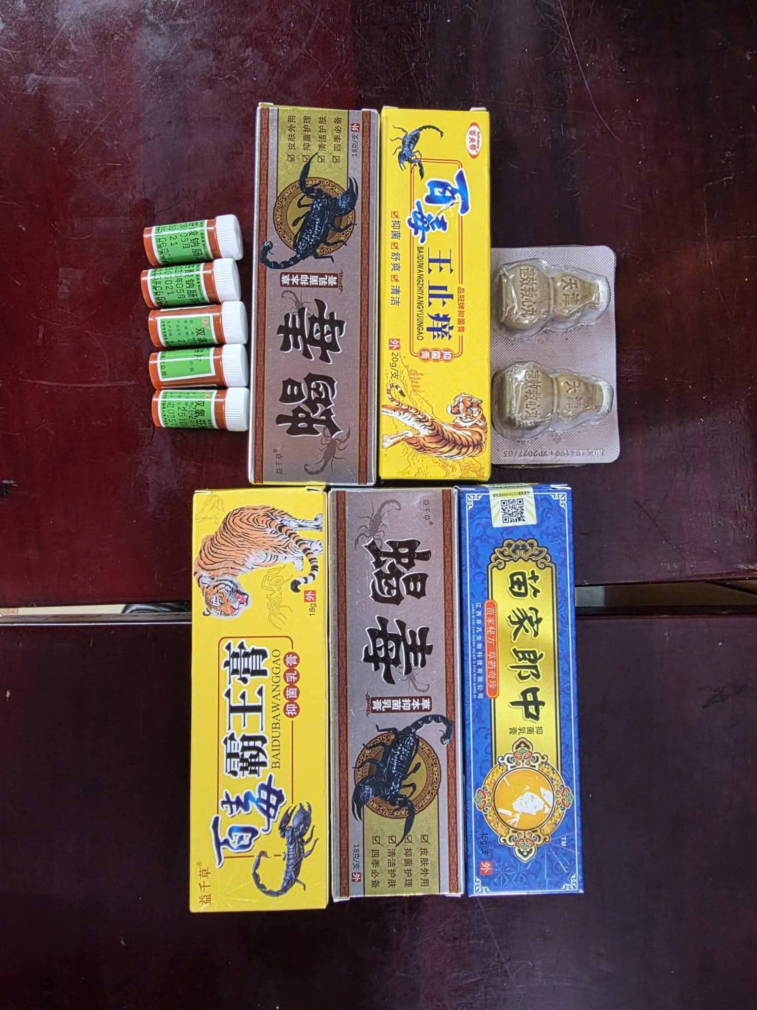 Công an xã Tam Kim kiểm tra chợ phiên Phai Khắt , thu giữ hàng hóa không rõ nguồn gốc - Ảnh 1. Công an xã Tam Kim kiểm tra chợ phiên Phai Khắt , thu giữ hàng hóa không rõ nguồn gốc - Ảnh 1.