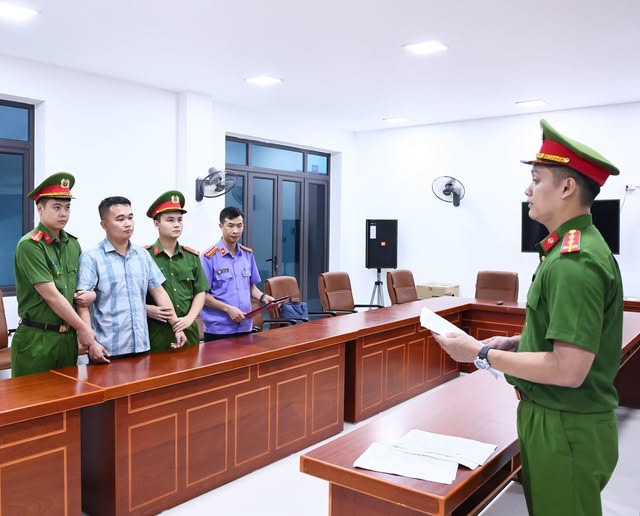 Vụ điểm 10 To&aacute;n Tuy&ecirc;n Quang: Gi&aacute;o vi&ecirc;n Nguyễn H&agrave; Duy bị bắt khẩn cấp - Ảnh 1.