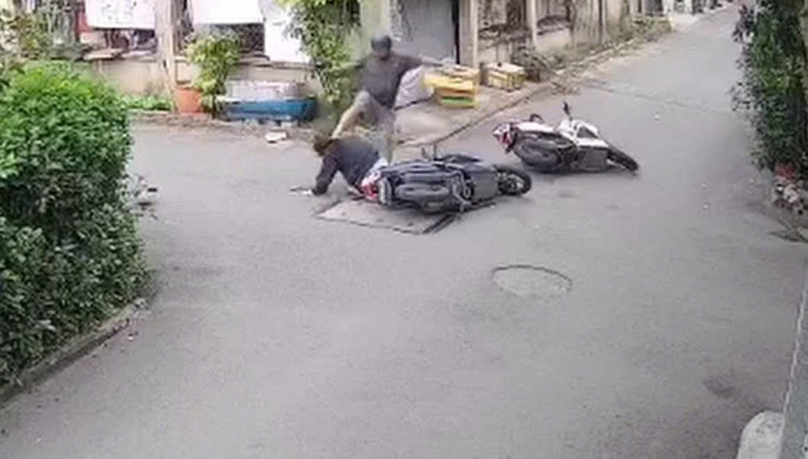 Người đ&agrave;n &ocirc;ng đạp v&agrave;o đầu c&ocirc; g&aacute;i sau va chạm giao th&ocirc;ng ở TP . HCM g&acirc;y phẫn nộ - Ảnh 1.