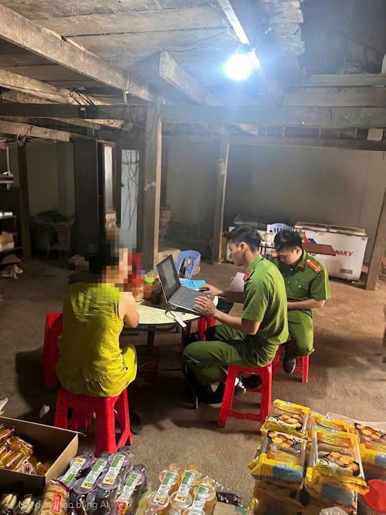 Công an xã Tam Kim kiểm tra chợ phiên Phai Khắt , thu giữ hàng hóa không rõ nguồn gốc - Ảnh 2. Công an xã Tam Kim kiểm tra chợ phiên Phai Khắt , thu giữ hàng hóa không rõ nguồn gốc - Ảnh 2.