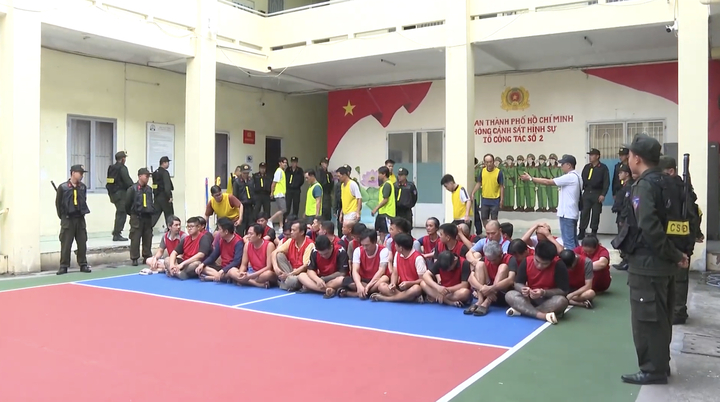 Triệt ph&aacute; đường d&acirc;y c&aacute; độ b&oacute;ng đ&aacute; 3 . 500 Tỷ đồng , bắt 150 người ở TP . HCM - Ảnh 2.