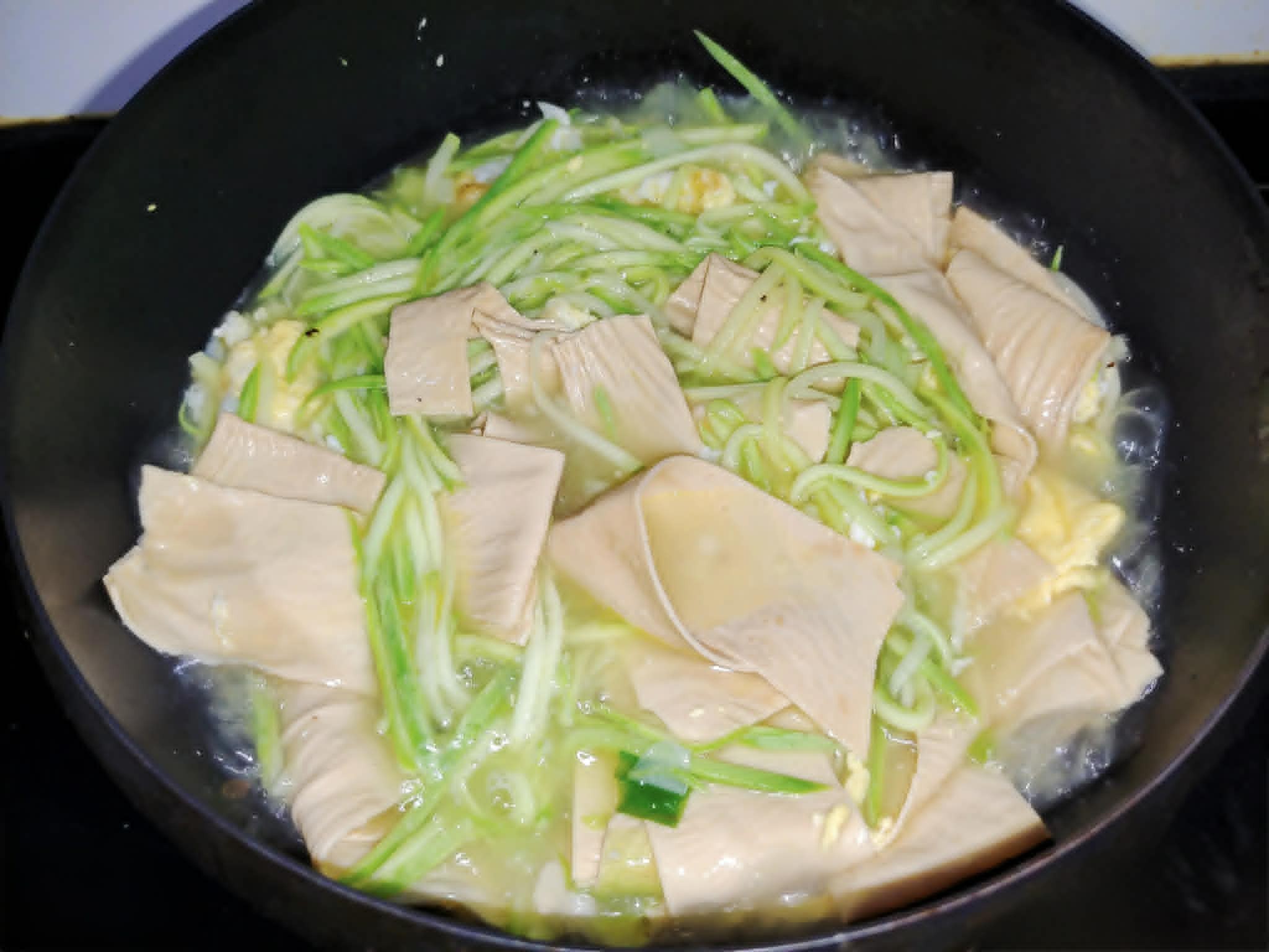 Bữa cơm m&ugrave;a h&egrave; tươi m&aacute;t với m&oacute;n canh nấu cực nhanh m&agrave; ngon miệng - Ảnh 6.